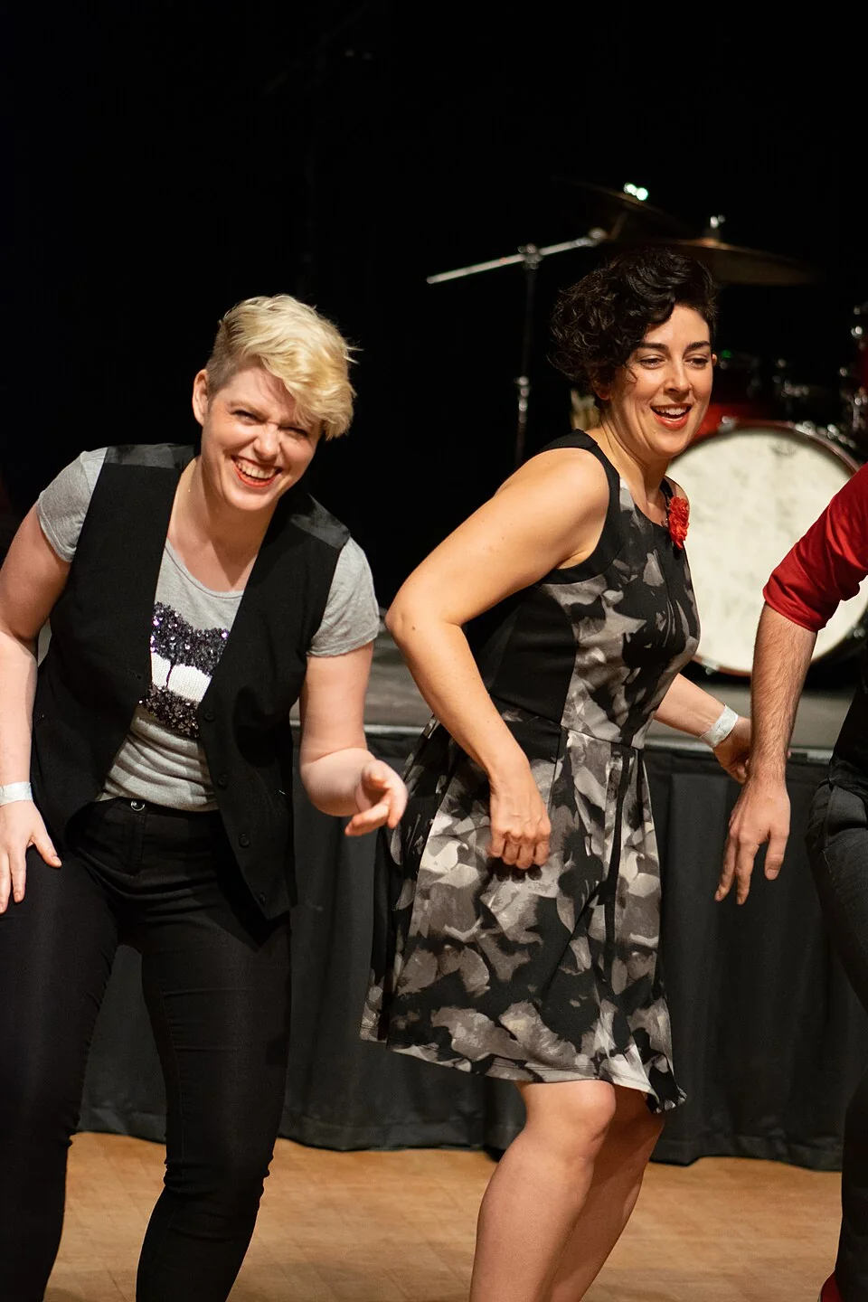 Danseuses souriantes pendant une danse collective